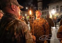 Retragerea cu torțe a militarilor, moment spectaculos la finalul manifestărilor dedicate Zilei Armatei Române la Buzău