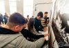 „World Unseen”, expoziția care le permite persoanelor nevăzătoare să descopere fotografia prin atingere, a ajuns la Buzău